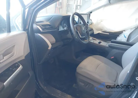 2021 Toyota Sienna Le z USA, uszkodzony, nr VIN 5TDKRKEC7MS003171